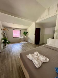 um quarto com uma cama com uma toalha em Beautiful home in Had Salad em Salad Beach