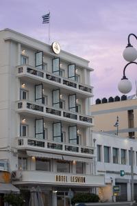 ein Hotel mit einer Uhr darüber in der Unterkunft Lesvion Hotel in Mytilini