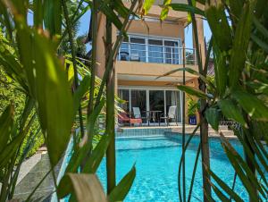 - une piscine en face d'une maison dans l'établissement Blue Moon Pool Villa, à Trat