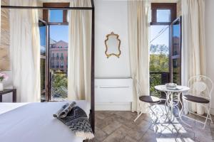 una camera con letto king-size e balcone di La Residenza Sul Largo a Cagliari