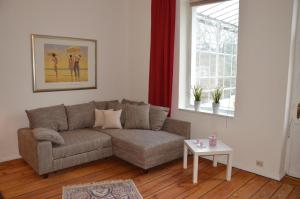 ein Wohnzimmer mit einem Sofa und einem Tisch in der Unterkunft Ferienwohnung Bernhard in Zinnowitz