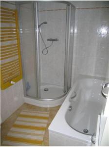 Kylpyhuone majoituspaikassa Ferienwohnung Leonie mit Sauna
