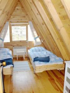 2 Betten in einem Zimmer mit Dachgeschoss in der Unterkunft Ferienhaus Finnhütte in Zinnowitz