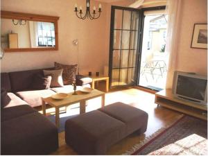 ein Wohnzimmer mit einem Sofa und einem Tisch in der Unterkunft Ferienwohnung Lara in Zinnowitz