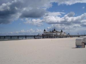 ein Pier am Strand mit einem Gebäude darauf in der Unterkunft Ferienwohnung Ida in Ahlbeck