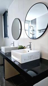 baño con lavabo grande y espejo en Lodge 16 Private Villa, en Kuah