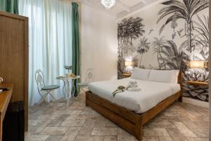 Un dormitorio con una cama y una mesa y sillas. en La Residenza Sul Largo, en Cagliari