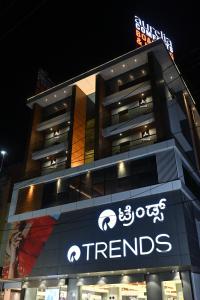 ein Gebäude mit einem Schild an der Seite in der Unterkunft Aurelia Comforts - Deralakatte in Mangaluru