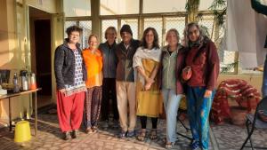 Eine Gruppe von Personen, die für ein Bild posieren in der Unterkunft BOBY HOME STAY "BOBY MANSION" Jaipur in Jaipur