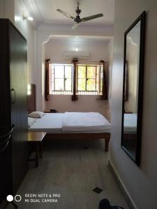 BOBY HOME STAY "BOBY MANSION" Jaipur客房内的一张或多张床位