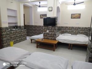 BOBY HOME STAY "BOBY MANSION" Jaipur客房内的一张或多张床位