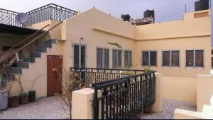 uma casa com uma cerca preta em frente em BOBY HOME STAY "BOBY MANSION" Jaipur em Jaipur