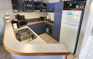 La cuisine est équipée d'un évier et d'un réfrigérateur. dans l'établissement Fraser Island - Our Holiday Home, à Fraser Island