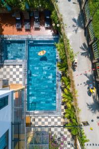 una vista sulla piscina con una pizza di Flower Villa a Hoi An