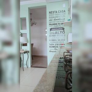 a room with a door with words on the wall at Casa Completa & Confortável há 25min de Corinthians Itaquera in Sao Paulo