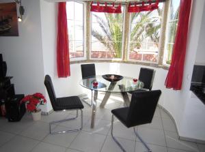 una sala da pranzo con tavolo in vetro e sedie di EL Paraiso a La Pared