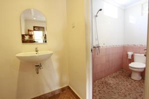 Koupelna v ubytování Baba Homestay