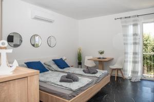 拉布的住宿－VIlla Laki Rab，一间卧室配有一张带蓝色枕头的床。