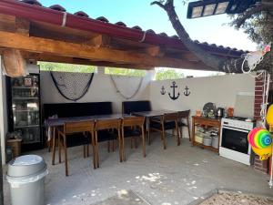 une cuisine avec une table et des chaises en bois sur une terrasse dans l'établissement VIlla Laki Rab, à Rab