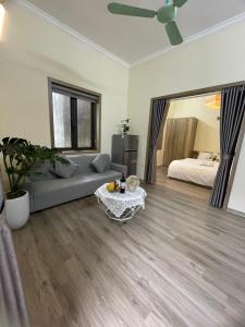 uma sala de estar com um sofá e uma cama em Happy House 301 1bed1room 40m2,Balcony,near Ho Tay Lake em Hanói
