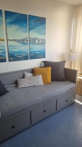 Bett in einem Zimmer mit zwei großen Fenstern in der Unterkunft Ferien Appartment Panoramica mit Seeblick in Überlingen