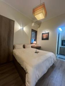 uma grande cama branca num quarto com uma janela em Happy House 301 1bed1room 40m2,Balcony,near Ho Tay Lake em Hanói