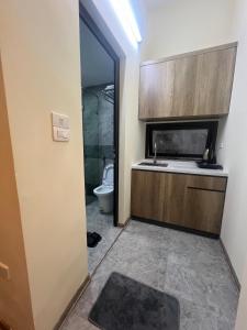 uma casa de banho com um lavatório e um WC em Happy House 301 1bed1room 40m2,Balcony,near Ho Tay Lake em Hanói