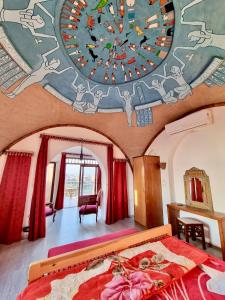 ein Schlafzimmer mit einer großen Uhr an der Decke in der Unterkunft Thebes Hotel in Luxor