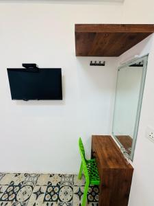 Televizorius ir (arba) pramogų centras apgyvendinimo įstaigoje TCS Rooms Ezhilode Payyanur