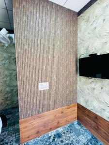 Televizorius ir (arba) pramogų centras apgyvendinimo įstaigoje TCS Rooms Ezhilode Payyanur
