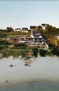 een luchtzicht op een resort met mensen op het strand bij Les Villas de la Plage in Névez