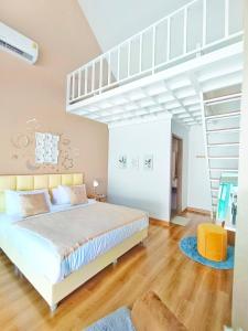 Un dormitorio con una cama blanca y una escalera. en Pandara pool villa cha-am, en Cha Am