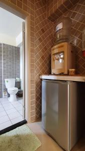 eine Küche mit einer Mikrowelle auf einer Theke in der Unterkunft 城市角落民宿 in Hualien