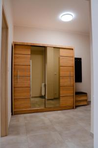Habitación con un gran armario de madera con espejo. en Apartament Solankowe Zacisze Inowrocław, en Inowrocław