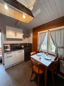 Camping les Lacs d'Armagnac的厨房或小厨房