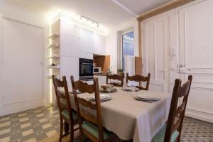 een keuken en eetkamer met een tafel en stoelen bij Lille Hypercentre - 2bedroom flat, 5person in Lille