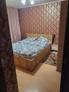 1 dormitorio con 1 cama en una habitación en King srl, en Craiova