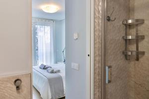 a small bedroom with a bed and a shower at Apart jardines San Vicente in Madrid