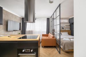 Zimmer mit einem Bett und einem Schreibtisch mit einem Stuhl in der Unterkunft City Center Apartment near Park Saski by ECRU in Warsaw WWA63 in Warschau