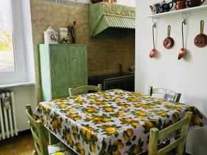 a kitchen with a table with a flowered table cloth at Ma’Già (1) in Fresonara