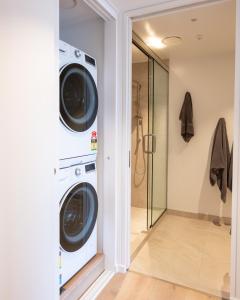 uma lavandaria com máquina de lavar e secar roupa em Beautiful urban apartment 4 em Nelson
