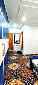 um quarto com piso em azulejo num quarto em Waneposh Residency em Srinagar
