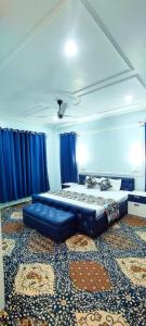 um quarto com uma cama grande e cortinas azuis em Waneposh Residency em Srinagar