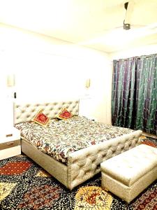 um quarto com uma cama grande e um tapete em Waneposh Residency em Srinagar