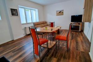 a living room with a table and chairs and a television at FeWo Alsfeld / Vogelsberg 1 mit extra Eingang in Alsfeld
