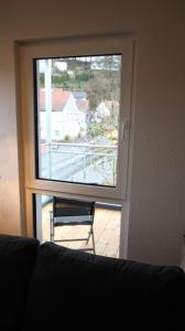 una puerta con una ventana y una silla en una habitación en NEU! FeWo Großfelden 3 