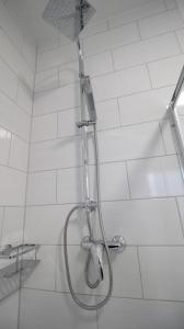 eine Dusche mit Duschkopf im Bad in der Unterkunft NEU! FeWo Großfelden 3 