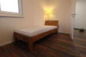 1 dormitorio con 1 cama, vestidor y ventana en Neu! FeWo Lahnblick 1, 