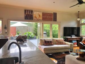 Kimberley Blue West Wing Sunny Decks Cosy Fire في بلاكيث: غرفة معيشة مع أريكة وتلفزيون