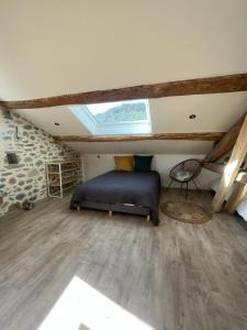 1 dormitorio con 1 cama en el ático en Les Gîtes du Saro, en Chabestan